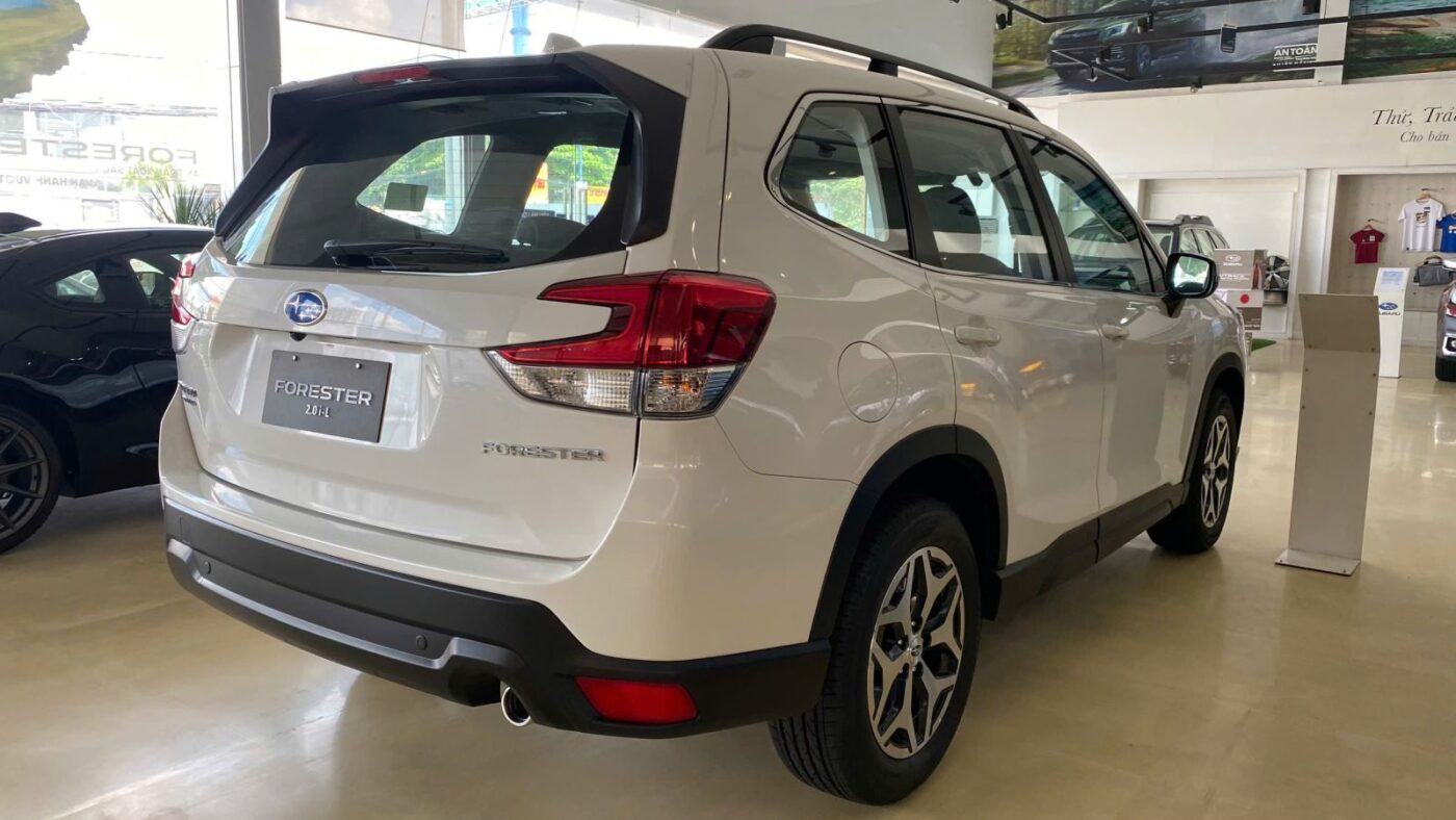 Ngoại thất Subaru Forester 2.0 — Đuôi xe & cụm đèn hậu
