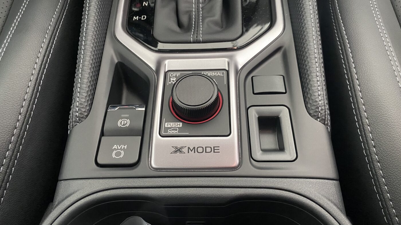 Nội thất Subaru Forester 2.0 — Bệ trung tâm & cần số