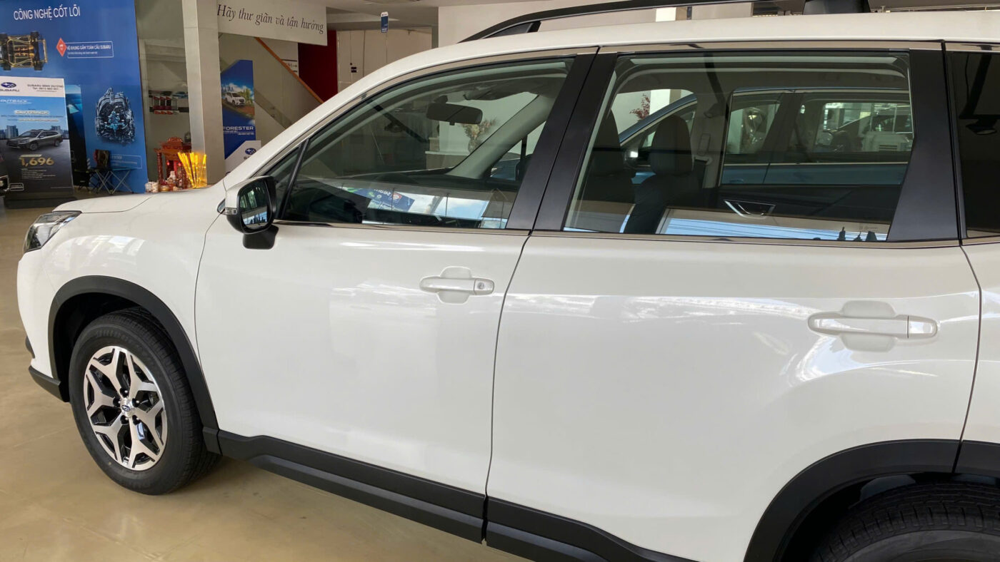 Ngoại thất Subaru Forester 2.0 — Thân xe & thanh giá nóc