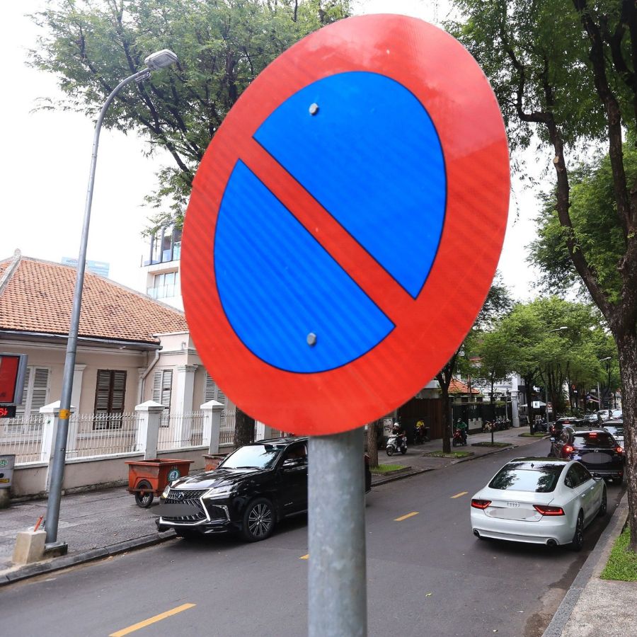 Nhận diện biển cấm đỗ xe (Đặc điểm và phân loại)