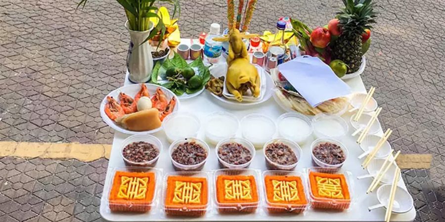 Lễ Cúng Xe Mới: Nghi Thức Quan Trọng Cầu An Trên Mọi Nẻo Đường 2 Mâm cúng xe mới đơn giản nhưng đầy đủ nghi lễ: hoa, gà luộc, trái cây, bánh ngọt và hương nhang