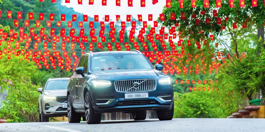 Lễ Cúng Xe Mới: Nghi Thức Quan Trọng Cầu An Trên Mọi Nẻo Đường 3 Sau lễ cúng xe, những chiếc ô tô bắt đầu hành trình đầu tiên với niềm tin được phù hộ độ trì – thượng lộ bình an, vạn sự như ý.