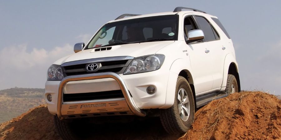 Xe 7 Chỗ Giá Từ 400 Đến 500 Triệu: Tiết Kiệm Cho Gia Đình 9 Toyota Fortuner – biểu tượng SUV gầm cao bền bỉ, lý tưởng cho địa hình Việt Nam.