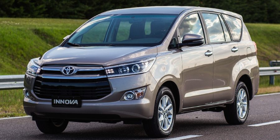 Xe 7 Chỗ Giá Từ 400 Đến 500 Triệu: Tiết Kiệm Cho Gia Đình 11 Phiên bản nâng cấp Toyota Innova 2016 với nhiều cải tiến về thiết kế và tiện nghi.