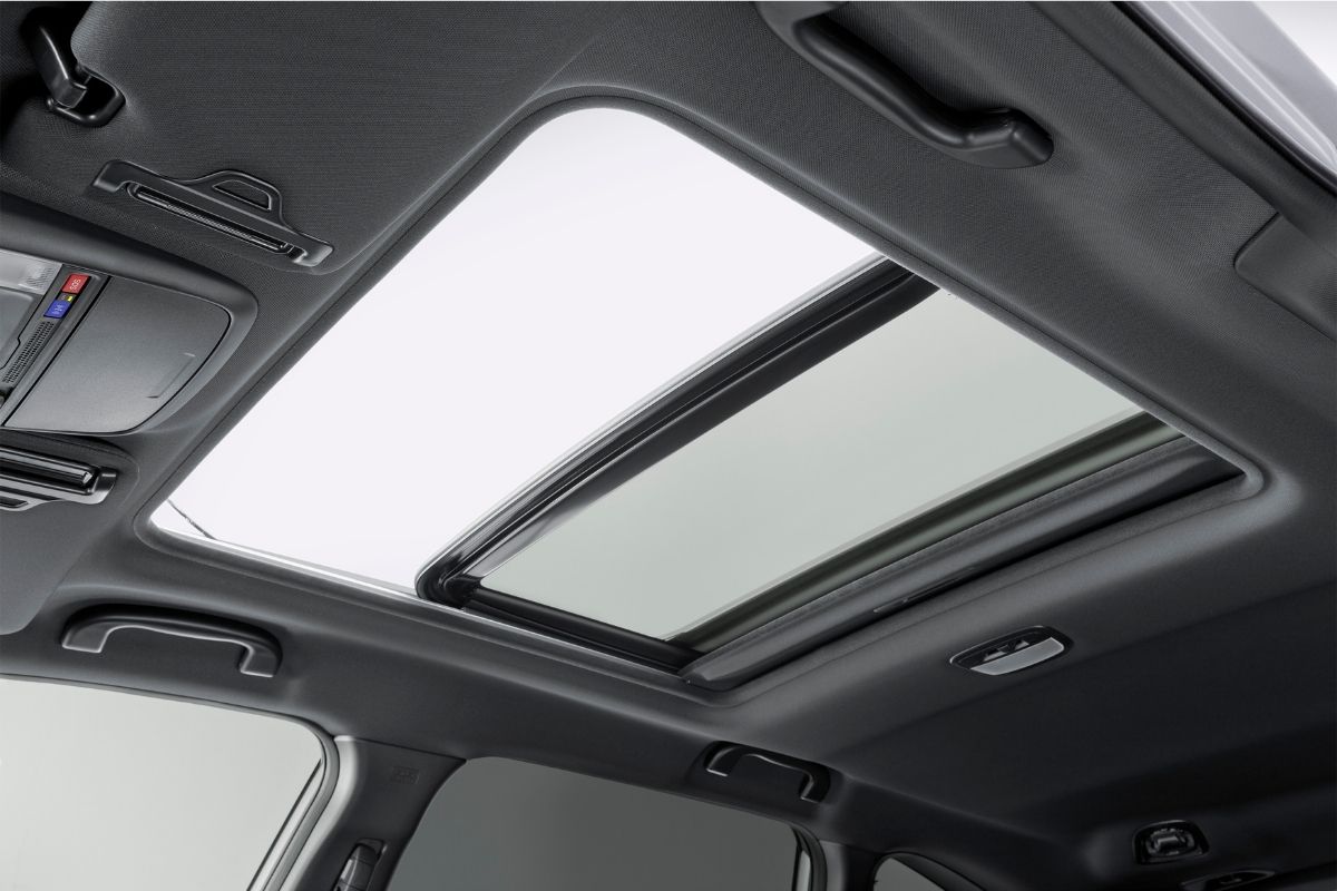 Nội thất Subaru Forester 2.5 — Cửa sổ trời toàn cảnh